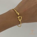 نمای نزدیک النگو آبکاری طلای ۱۸ عیار نگین‌دار برند J&D کد JDB2409018
