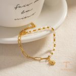 نمای نزدیک دستبند آبکاری طلا نگین‌دار برند J&D کد JDBW2303009