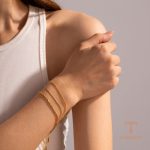 نمای نزدیک دستبند آبکاری طلای ۱۸ عیار برند J&D کد JDBW2304003