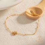 نمای نزدیک النگو آبکاری طلای ۱۸ عیار نگین‌دار برند J&D کد JDBW2304004