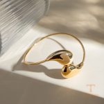 زاویه دیگر دستبند استیل ضدزنگ آبکاری طلای ۱۸ عیار برند J&D کد JDBW2403014