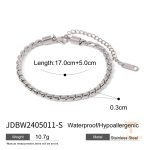 نمای نزدیک دستبند آبکاری طلای ۱۸ عیار نگین‌دار برند J&D کد JDNW2405052