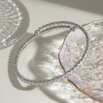 نمای نزدیک النگو آبکاری طلای سفید (رادیوم) نگین‌دار برند J&D کد JDBW2408015-S