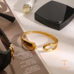 زاویه دیگر دستبند استیل ضدزنگ آبکاری طلای ۱۸ عیار برند J&D کد JDBW2410021