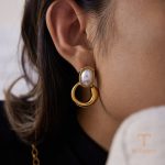 نمای نزدیک گوشواره آبکاری طلای ۱۸ عیار PVD مروارید مصنوعی برند J&D کد JDE0107015