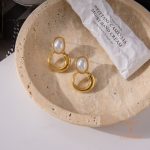 تصویر محصول گوشواره هندسی آبکاری طلای ۱۸ عیار PVD مروارید مصنوعی برند J&D کد JDE0107015
