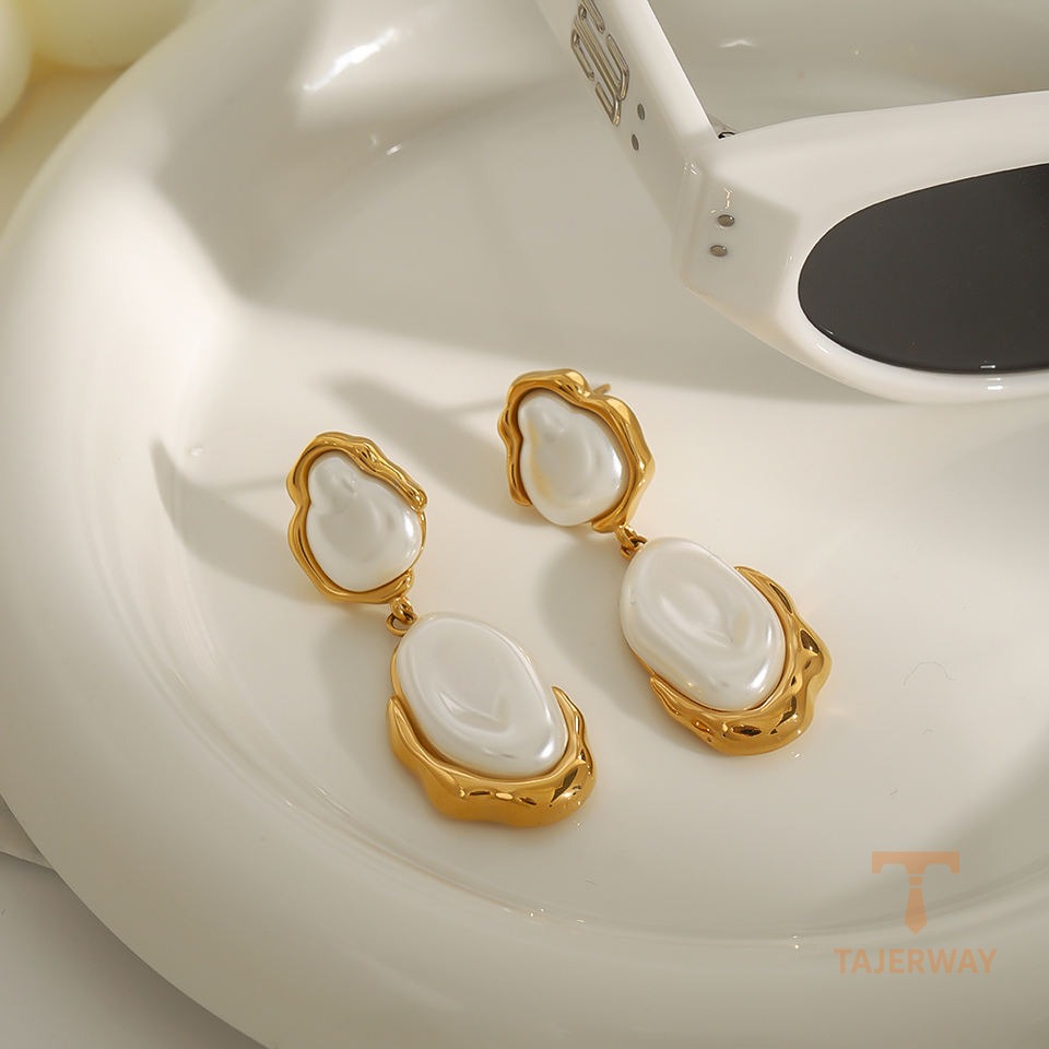 نمای نزدیک گوشواره آویز مروارید مصنوعی برند J&D کد JDE0111026