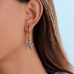 نمای نزدیک گوشواره آبکاری طلای ۱۸ عیار نگین اتمی برند J&D کد JDE0112052