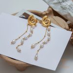 نمای نزدیک گوشواره ریسه‌ای آبکاری طلای ۱۸ عیار نگین‌دار برند J&D کد JDE0203014