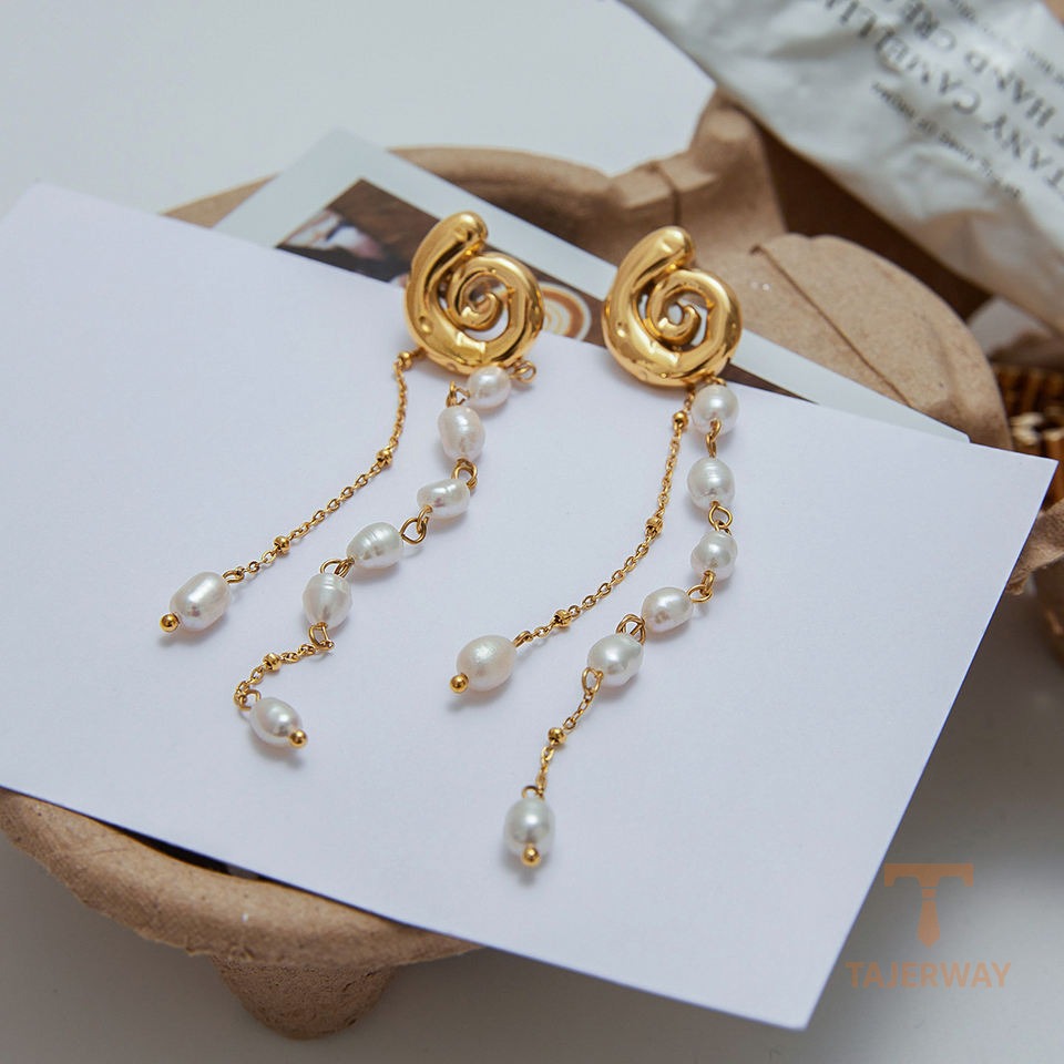 نمای نزدیک گوشواره ریسهای آبکاری طلای ۱۸ عیار نگیندار برند J&D کد JDE0203014