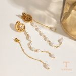 زاویه دیگر گوشواره استیل ضدزنگ آبکاری طلای ۱۸ عیار برند J&D کد JDE0203014