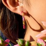 نمای نزدیک گوشواره حلقه‌ای آبکاری طلای ۱۸ عیار برند J&D کد JDE0208003