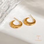 نمای نزدیک گوشواره حلقه‌ای آبکاری طلا برند J&D کد JDE0212032