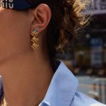 نمای نزدیک گوشواره آبکاری طلای ۱۸ عیار نگین‌دار برند J&D کد JDE0302006