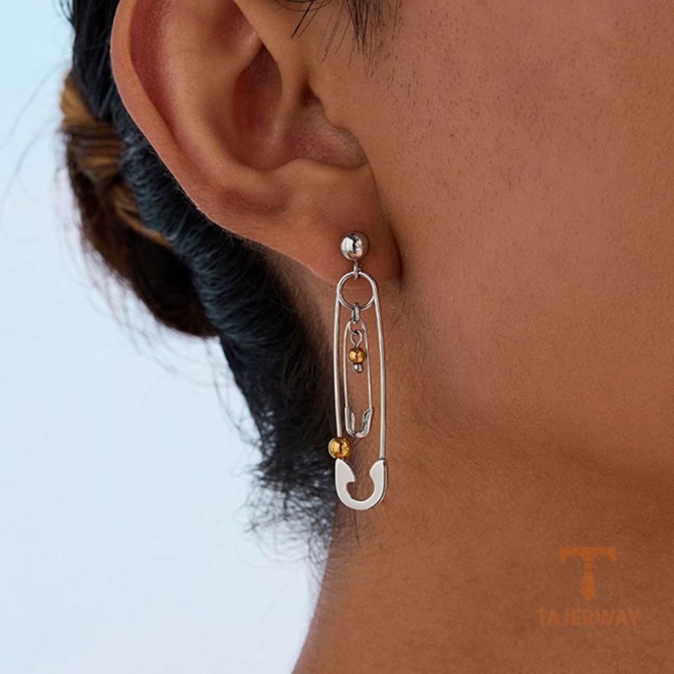 نمای نزدیک گوشواره آویز آبکاری طلای ۱۸ عیار نگیندار برند J&D کد JDE0204002
