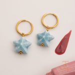 نمای نزدیک گوشواره آبکاری طلای ۱۸ عیار نگین‌دار برند J&D کد JDE0305075