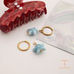 زاویه دیگر گوشواره استیل ضدزنگ آبکاری طلای ۱۸ عیار برند J&D کد JDE0305075