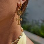 نمای نزدیک گوشواره آبکاری طلای ۱۸ عیار برند J&D کد JDE0305077