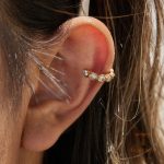 نمای نزدیک گوشواره ایرکاف آبکاری طلای ۱۸ عیار نگین‌دار برند J&D کد JDE0307049