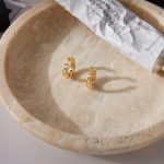 زاویه دیگر گوشواره استیل ۳۰۴ (رنگ ثابت) | استیل ضدزنگ | استیل ۳۱۶ (ضد حساسیت) آبکاری طلای ۱۸ عیار برند J&D کد JDE0307049