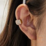 نمای نزدیک گوشواره ایرکاف آبکاری طلای ۱۸ عیار نگین‌دار برند J&D کد JDE0307050