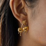نمای نزدیک گوشواره آبکاری طلای ۱۸ عیار PVD برند J&D کد JDE0307057