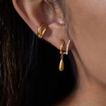 نمای نزدیک گوشواره آبکاری طلای ۱۸ عیار PVD نگین اتمی برند J&D کد JDE0307068