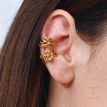 نمای نزدیک گوشواره کلیپسی آبکاری طلای ۱۸ عیار نگین‌دار برند J&D کد JDE0312014
