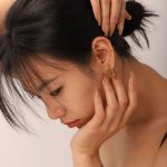 نمای نزدیک گوشواره آبکاری طلای ۱۸ عیار برند J&D کد JDE201833