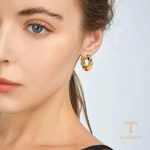 نمای نزدیک گوشواره حلقه‌ای آبکاری طلای ۱۸ عیار نگین‌دار برند J&D کد JDE202019