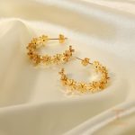 زاویه دیگر گوشواره استیل ضدزنگ آبکاری طلای ۱۸ عیار برند J&D کد JDE202261