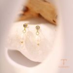 نمای نزدیک گوشواره آبکاری طلای ۱۸ عیار نگین اتمی و مروارید مصنوعی برند J&D کد JDE2022979