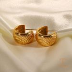 زاویه دیگر گوشواره استیل ضدزنگ آبکاری طلای ۱۸ عیار برند J&D کد JDE2023420