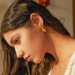 نمای نزدیک گوشواره آبکاری طلای ۱۸ عیار PVD برند J&D کد JDE2310006