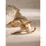 نمای نزدیک گوشواره حلقه‌ای آبکاری طلای ۱۸ عیار نگین‌دار برند J&D کد JDE2403062