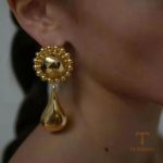 نمای نزدیک گوشواره آویز آبکاری طلای ۱۸ عیار برند J&D کد JDE2408059