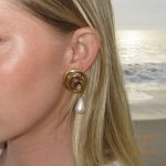 نمای نزدیک گوشواره آبکاری طلای ۱۸ عیار مروارید مصنوعی برند J&D کد JDEW2410022
