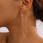 نمای نزدیک گوشواره ریسه‌ای آبکاری طلای ۱۸ عیار برند J&D کد JDEW2411012