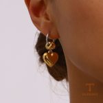 زاویه دیگر گوشواره ریسه‌ای استیل ضدزنگ آبکاری طلای ۱۸ عیار برند J&D کد JDEW2411012