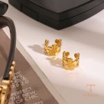 زاویه دیگر گوشواره استیل ضدزنگ آبکاری طلای ۱۸ عیار برند J&D کد JDEW2411017
