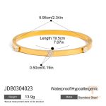 نمای نزدیک دستبند کاف آبکاری طلای ۱۸ عیار نگین‌دار برند J&D کد JDB0304025