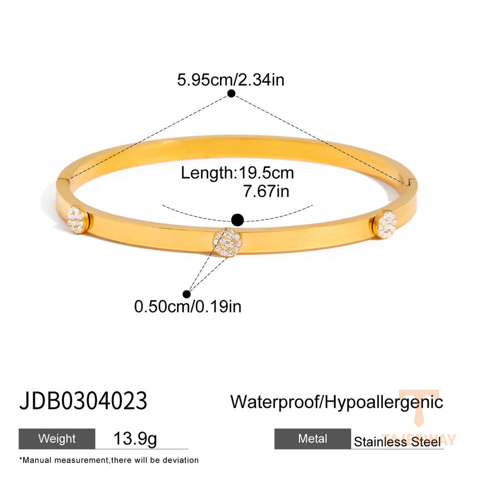 نمای نزدیک دستبند کاف آبکاری طلای ۱۸ عیار نگیندار برند J&D کد JDB0304025