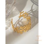 نمای نزدیک دستبند کاف آبکاری طلای ۱۸ عیار نگین‌دار برند J&D کد JDBW2408004