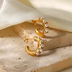 نمای نزدیک گوشواره میخی آبکاری طلای ۱۸ عیار نگین‌دار برند J&D کد JDE202199