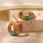 نمای نزدیک گوشواره آبکاری طلای ۱۸ عیار نگین‌دار برند J&D کد JDE2023651-P