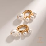 نمای نزدیک گوشواره آویز آبکاری طلای ۱۸ عیار PVD مروارید مصنوعی برند J&D کد JDEW2312083