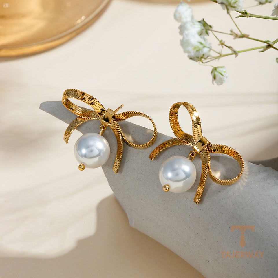 نمای نزدیک گوشواره آبکاری طلای ۱۸ عیار مروارید مصنوعی برند J&D کد JDEW2403082