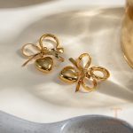 نمای نزدیک گوشواره آبکاری طلای ۱۸ عیار نگین‌دار برند J&D کد JDEW2403083