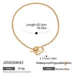 گردنبند مینیمال طرح سگک از استیل ضدزنگ با آبکاری طلای ۱۸ عیار برند J&D - تصویر 7