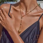 نمای نزدیک گردنبند آبکاری طلای ۱۸ عیار نگین‌دار برند J&D